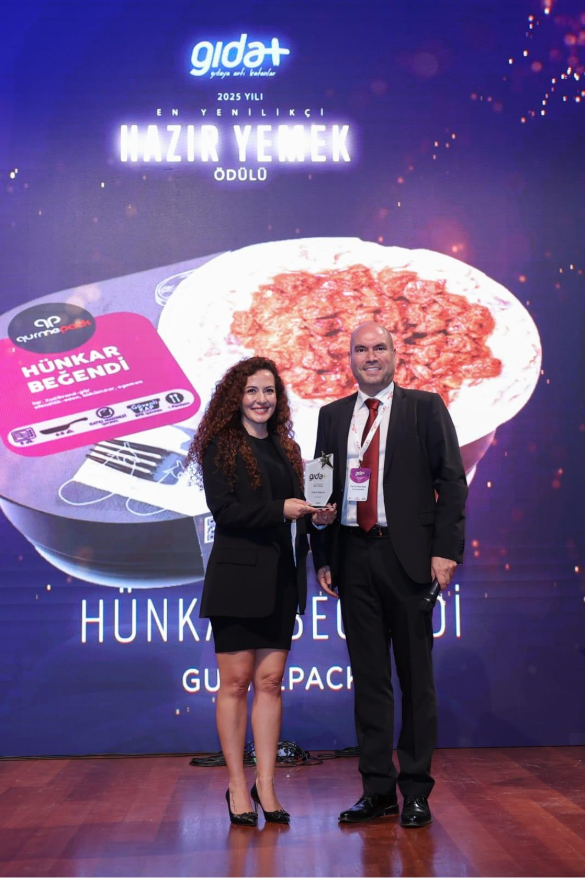 giyim, takım elbise, kişi, şahıs, ayakkabı içeren bir resim Yapay zeka tarafından oluşturulmuş içerik yanlış olabilir.